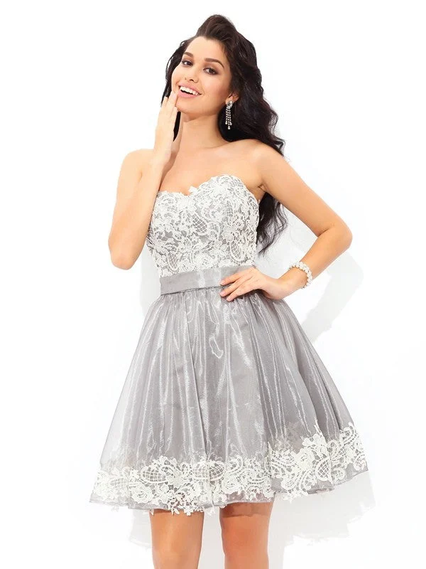 Sleeveless Dress With PearlsA-Line/Princess Sweetheart Lace Sleeveless Short Tulle Cocktail Dresses